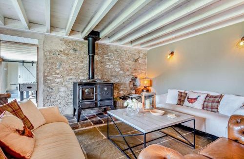 Llanddeusant Casa | 4 Bed in Cemaes 90258