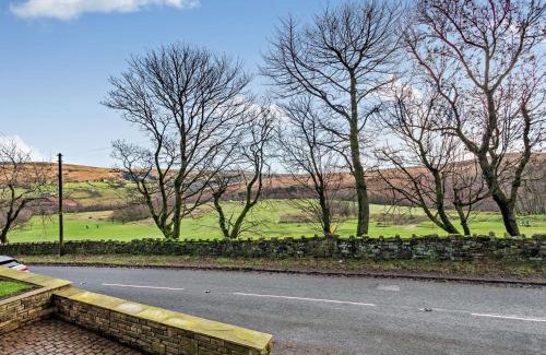 Dobcross Casa | 4 Bed in Marsden 94015