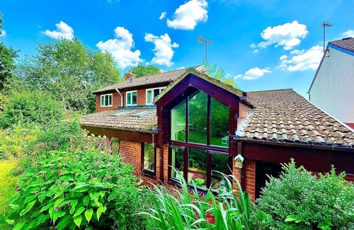 Usk Casa | 4 Bed Modern Home Near Top Attractions in Usk