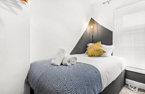 Margam Apartamento | 4 Bed - Town Centre - Smart TVs in Every Room