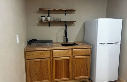 Sturgis Cabina | 4-bedroom, 2-bathroom log cabin offers the perfect retreat close to downtown Sturgis. With breathtaking views and a peaceful wooded setting, this cozy home-away-from-home is perfect for families or groups, comfortably accommodating up to 8 guests.