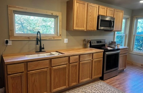 Sturgis Cabina | 4-bedroom, 2-bathroom log cabin offers the perfect retreat close to downtown Sturgis. With breathtaking views and a peaceful wooded setting, this cozy home-away-from-home is perfect for families or groups, comfortably accommodating up to 8 guests.