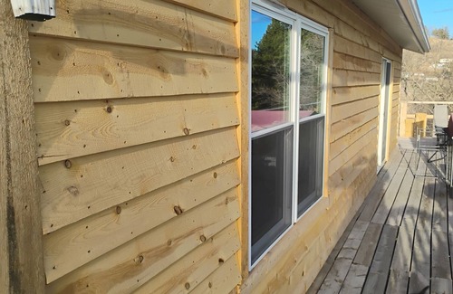 Sturgis Cabina | 4-bedroom, 2-bathroom log cabin offers the perfect retreat close to downtown Sturgis. With breathtaking views and a peaceful wooded setting, this cozy home-away-from-home is perfect for families or groups, comfortably accommodating up to 8 guests.