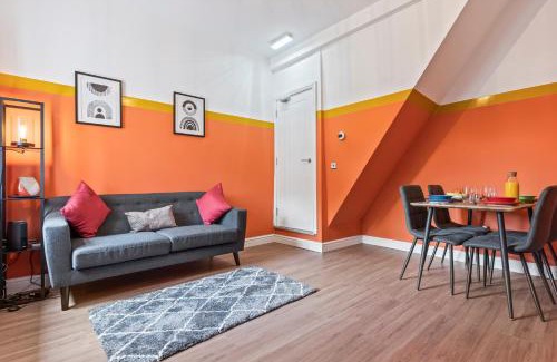 Newcastle-Under-Lyme Casa | 4 Bedroom, 2 Bath in NewCastle Town Centre
