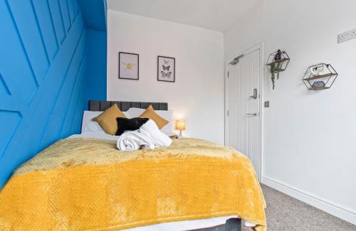 Newcastle-Under-Lyme Casa | 4 Bedroom, 2 Bath in NewCastle Town Centre