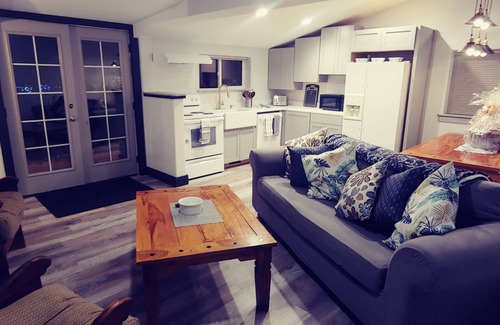 Riggins Casa | 4 Bedroom/3 Bath Upper Level Remodeled Shop, in town, fully loaded for up to 12!