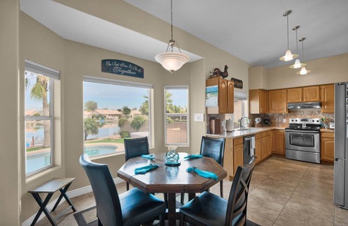 Avondale Casa | 4 Bedroom 3 Bathroom on the Lake! 3 Queen Beds!