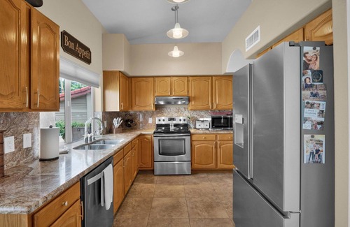 Avondale Casa | 4 Bedroom 3 Bathroom on the Lake! 3 Queen Beds!