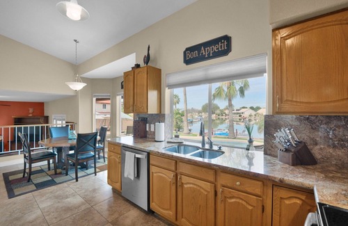 Avondale Casa | 4 Bedroom 3 Bathroom on the Lake! 3 Queen Beds!