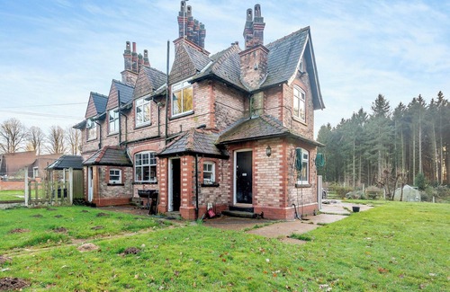 Clumber Park Cabaña | A fabulous secluded stay in a semi-detached property, with ample grounds for all to enjoy.