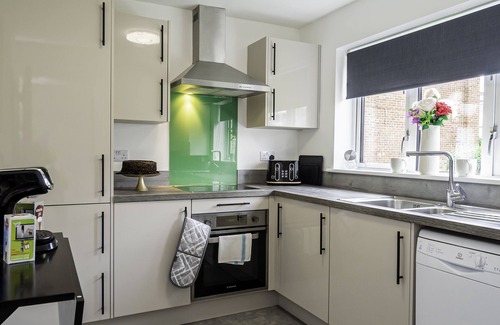 Basingstoke Casa | 4-Bedroom Bungalow in Central Basingstoke | Sleeps 9 Spacious, newly refurbished home with 3 bathrooms — perfect for families, contractors, or group stays. Just 5 mins from the M3 and a short walk to the town