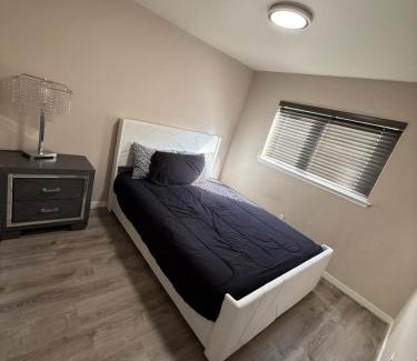 Burlington Casa | 4-bedroom Burlington with AC & Wifi