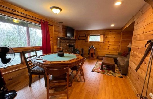 Wilmington Chalet De Esquí | 4-bedroom chalet with outdoor hot tub in lovely Wilmington with WiFi