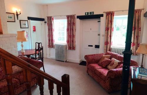 Wickwar Casa | 4 Bedroom Cottage in Wickwar, The Old Stables Guest House