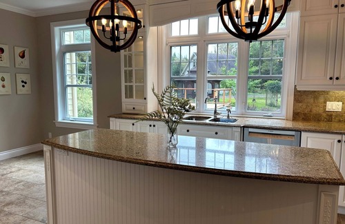 Stanstead Township Cabaña | 4 bedroom cottage with hot tub, heated pool, lake access, fire pit and game room