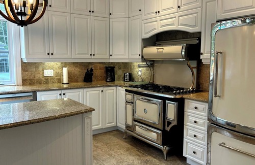 Stanstead Township Cabaña | 4 bedroom cottage with hot tub, heated pool, lake access, fire pit and game room
