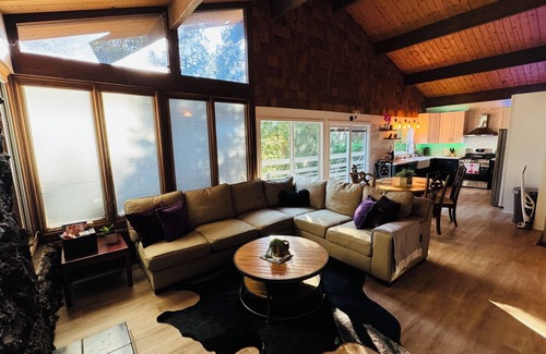 Crestline Cabina | 4 Bedroom Family Cabin 5 min stroll to Lake Gregory!