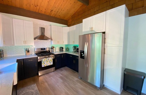 Crestline Cabina | 4 Bedroom Family Cabin 5 min stroll to Lake Gregory!