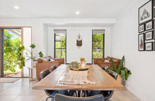 Maroochydore Casa | 4 bedroom gem with air conditioning, a great outdoor area including pool and you can bring a small dog.