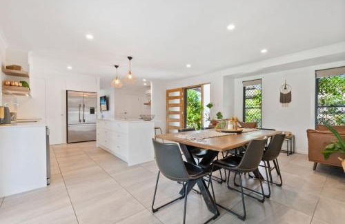 Maroochydore Casa | 4 bedroom gem with air conditioning, a great outdoor area including pool and you can bring a small dog.