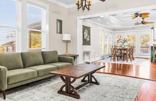Dade City Casa | 4 Bedroom Historic House, Pool, Downtown Dade City