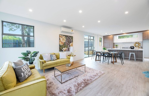 Royal Oak Casa | 4 Bedroom Holiday Home Epsom