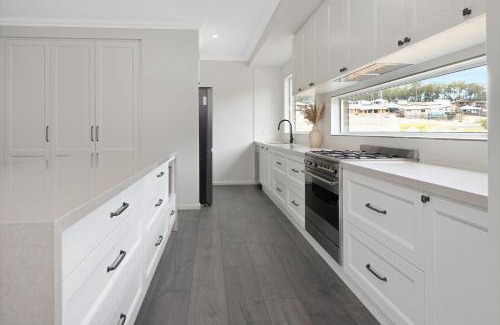 Sunshine Bay Casa | 4 bedroom home with theatre room, close to CBD and beaches.