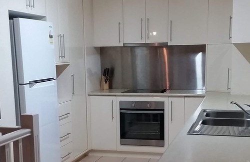 Nambucca Heads Casa | 4 bedroom house. Walk to Restaurants, River, Beaches, Boat ramp. Deck with view.