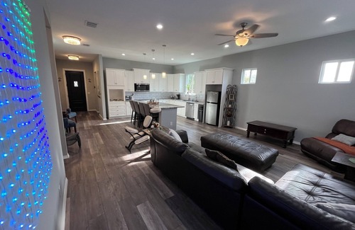 New Braunfels Casa | 4-bedroom house in welcoming downtown New Braunfels with WiFi, AC