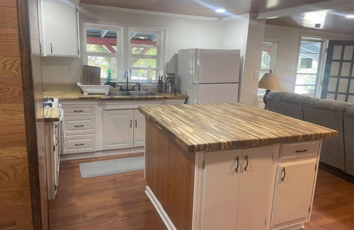 Summerville Casa | 4-bedroom house in adorable Summerville with AC