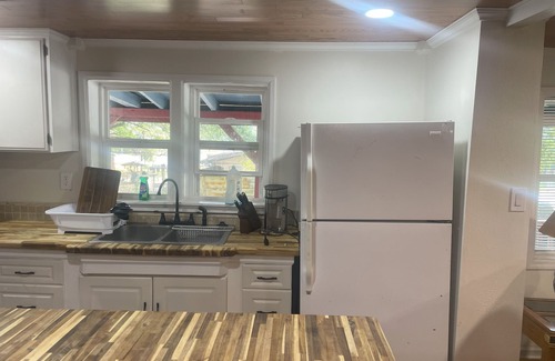 Summerville Casa | 4-bedroom house in adorable Summerville with AC