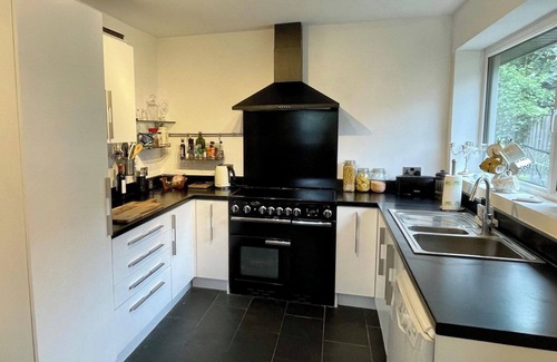 Trafford Casa | 4 Bedroom House, Sleeps 8- Hot Tub, Pets, Parking