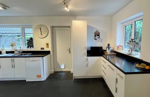 Trafford Casa | 4 Bedroom House, Sleeps 8- Hot Tub, Pets, Parking