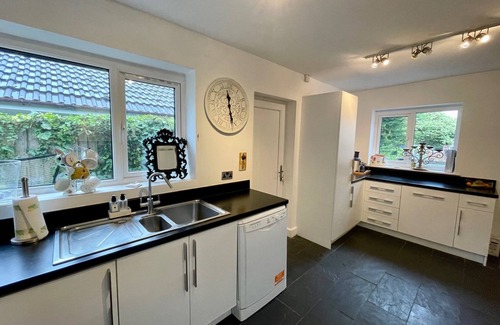 Trafford Casa | 4 Bedroom House, Sleeps 8- Hot Tub, Pets, Parking