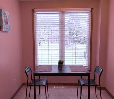 Belleville Casa | 4 Bedroom House steps to 401, Perfect for long stays