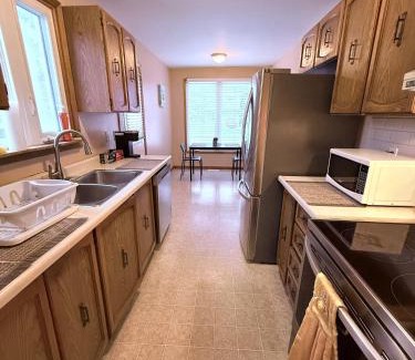 Belleville Casa | 4 Bedroom House steps to 401, Perfect for long stays