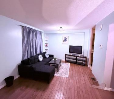 Belleville Casa | 4 Bedroom House steps to 401, Perfect for long stays