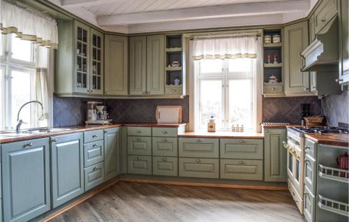 Selbjorn Casa | 4 Bedroom Nice Home In Bekkjarvik