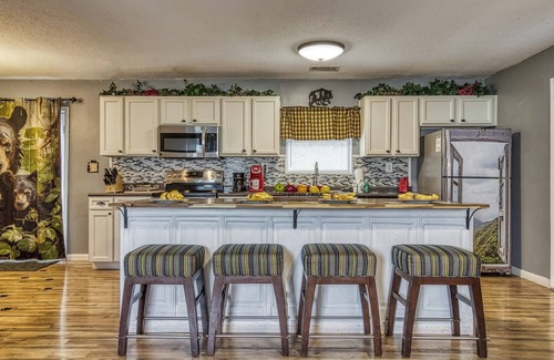 Sevierville Cabaña | 4 Bedroom One Story Pet Friendly Close to Pigeon Forge-outdoor Kitchen- Hot tub