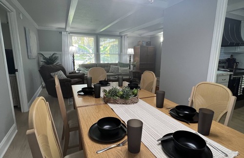 Summerfield Cabaña | 4 bedroom Retreat Sleeps 11 with Dock on Lake Weir near The Villages & Orlando