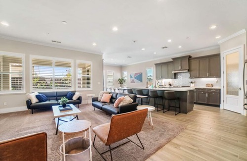 Lodi Casa | 4 Bedroom Sleeps 10 l Family Home l Near Wineries