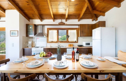 Tsourouniana Casa | 4 dormitorios Topolia Casa con piscina compartida