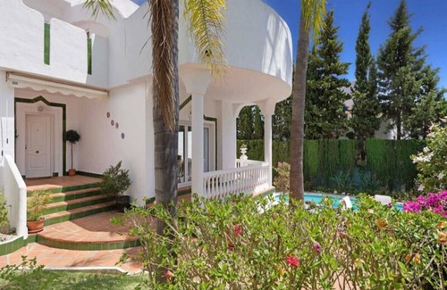 Urbanización Pinos Verdes Villa | 4-bedroom villa in charming Las Chapas