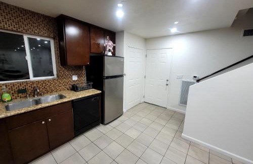 Mid-Wilshire Casa | 4 Bedrooms & 2.5 Bathrooms in LA