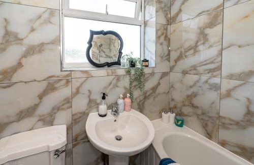 Greenwich Casa | 4 bedrooms,2 bathrooms house with free parking