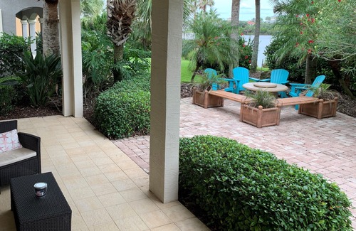 Palm Coast Casa | 4 habitaciones - 3 pisos de relajación, vista al mar y al lago, ascensor, 2 piscinas climatizadas