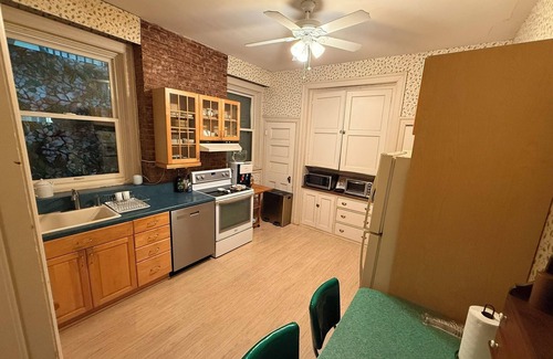 Shadyside Casa | 4 br 2 baClassical Victorian Home Off Walnut Street in Shadyside Pittsburgh