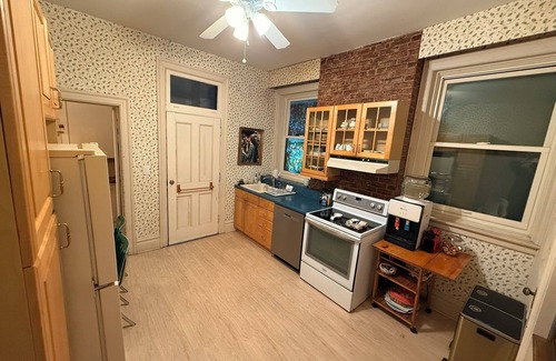Shadyside Casa | 4 br 2 baClassical Victorian Home Off Walnut Street in Shadyside Pittsburgh