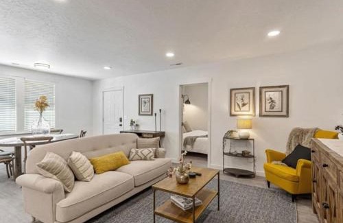 People's Freeway Casa | 4 BR Duplex Next to the Bees Stadium