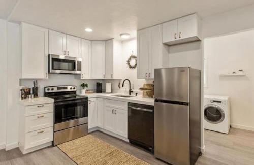 People's Freeway Casa | 4 BR Duplex Next to the Bees Stadium
